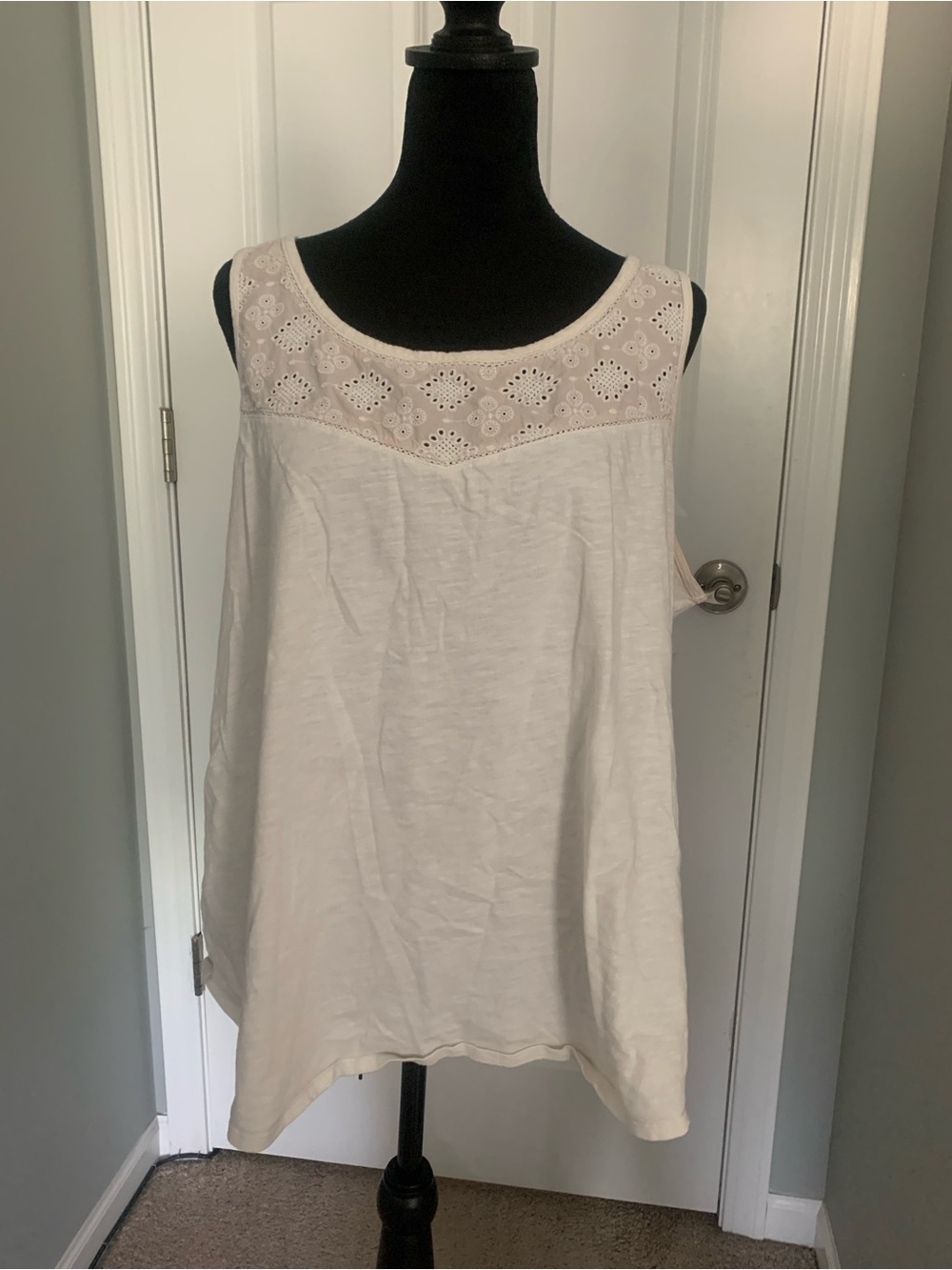 EDDIE BAUER Women’s Cream Sleeveless Eyelet Yoke Tank Top